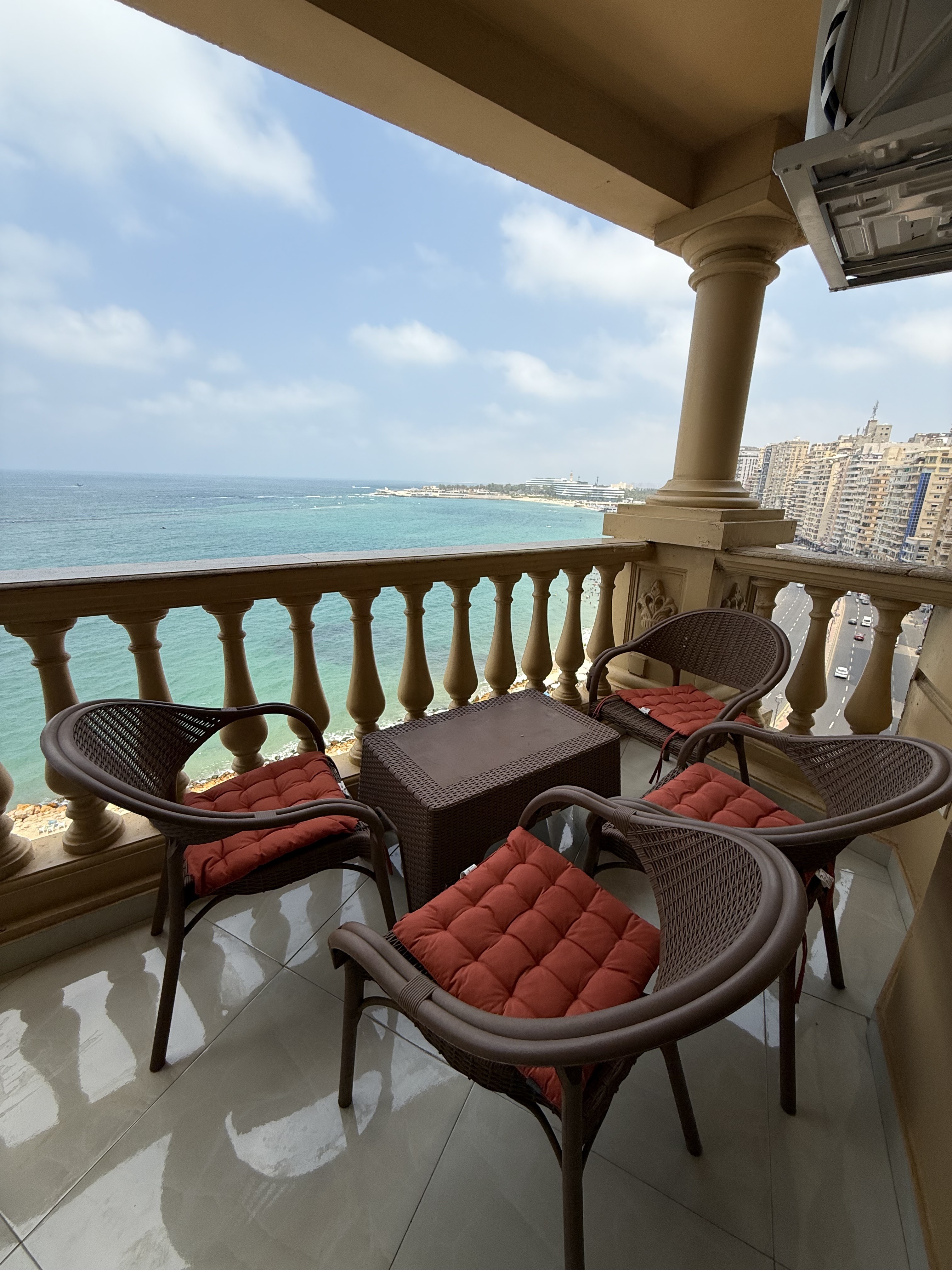 شقة ثلاث غرف نوم اطلالة مباشرة للبحر كود 901 VIP
