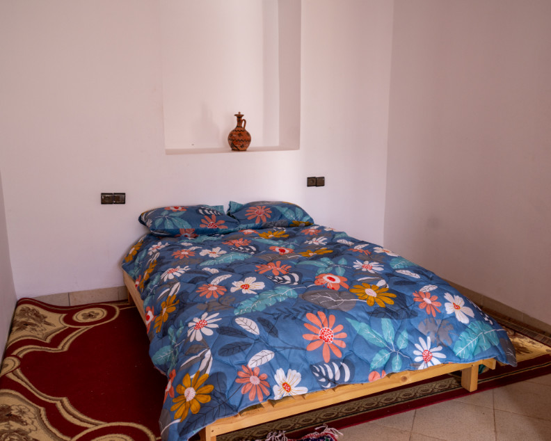 Chambre simple avec douche et toilettes.