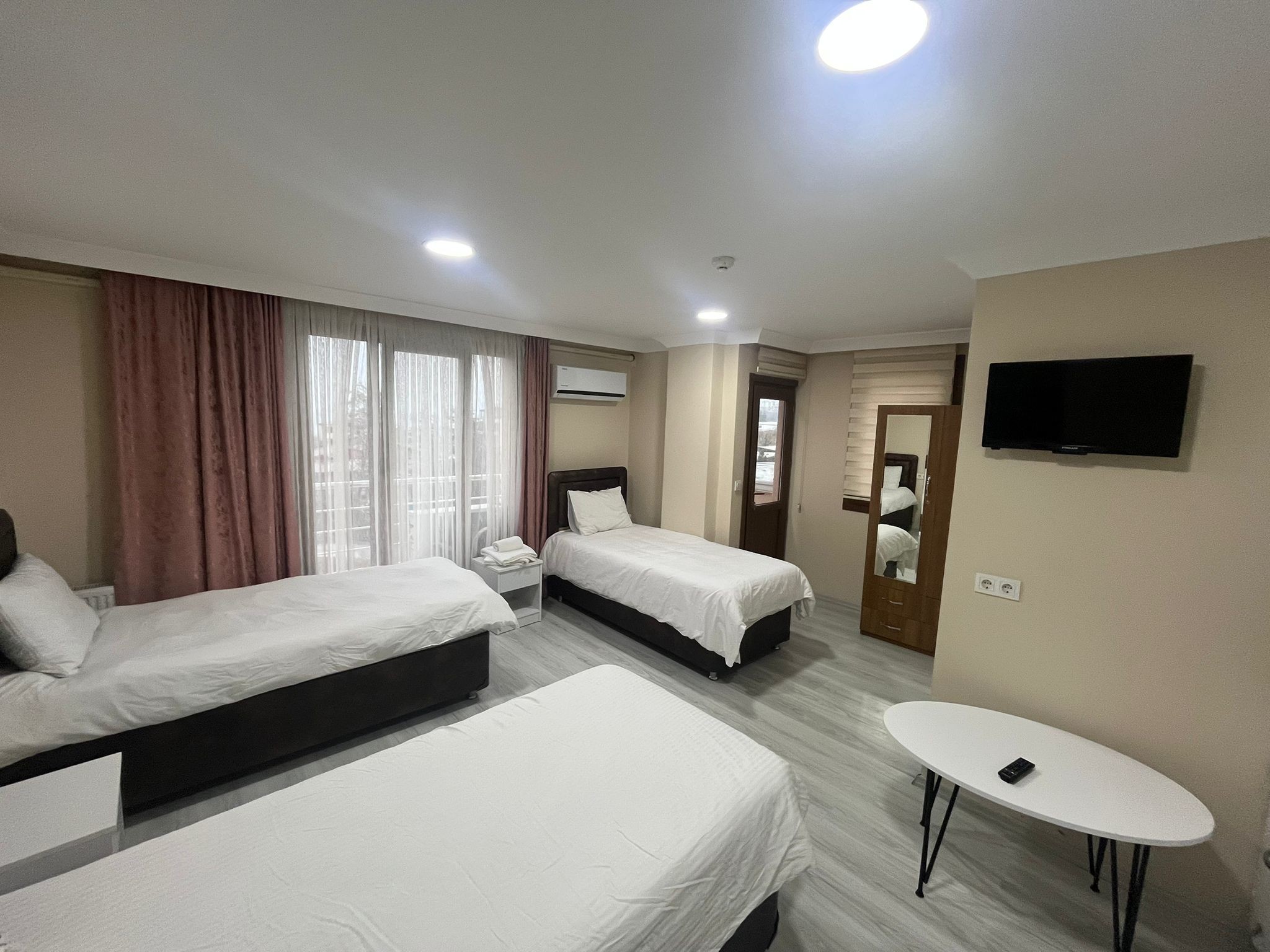 Twin Room *İki Tek Kişilik Oda*